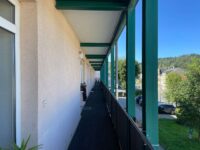 Gemeinschaftsbalkon mit Zugang zu den Wohnungen