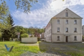 Außenansicht Gebäude mit Blick auf Garagen - Solides Mehrfamilienhaus mit 5 WE und einer Gewerbeeinheit in Klingenthal