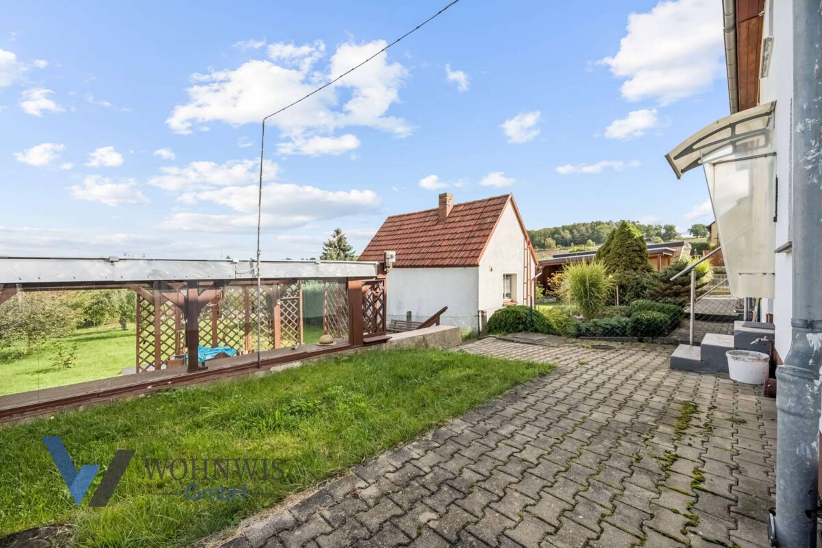 Außenansicht mit Garten