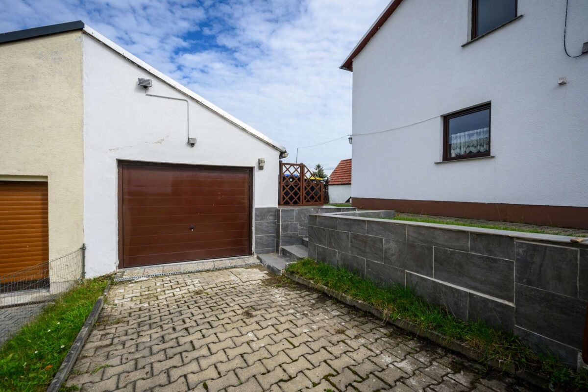 Garage und Garageneinfahrt