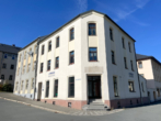 Haus Ansicht 1 - Gewerberäume am Marktplatz in Klingenthal – Helle Schaufenster und zentrale Lage
