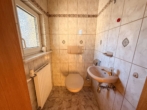 Toilette auf Halbetage - Viel Platz und Potenzial: Dreifamilienhaus mit Garten in Markneukirchen