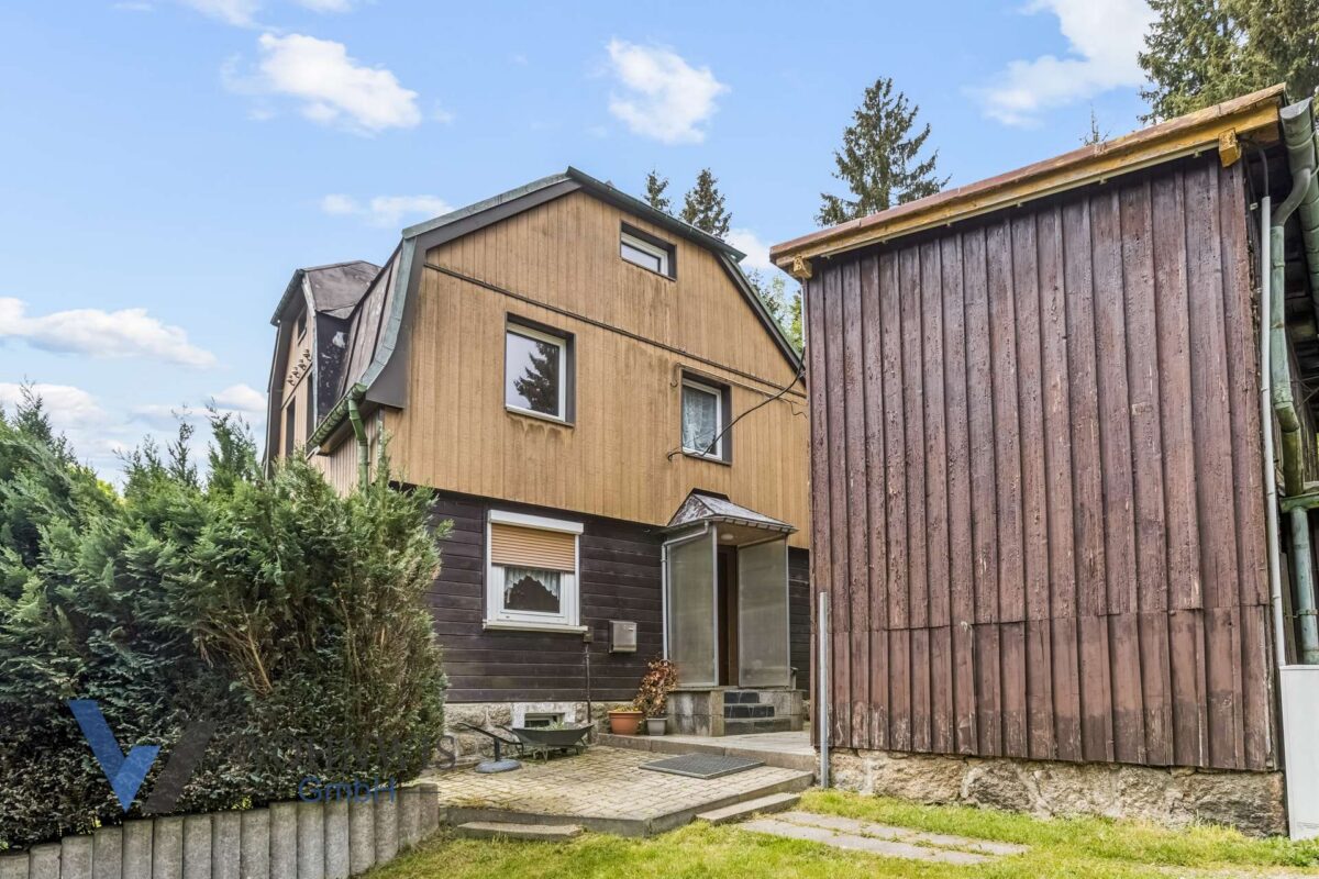 Außenansicht Wohngebäude mit Schuppen