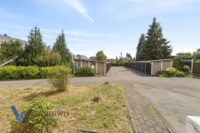 Garagenanlage gegenüber von Grundstück