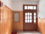Wohnungseingangstür - 88,9 m² Wohnfläche voller Charakter – Reihenhaus mit Garten in Pausa