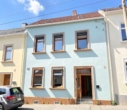 Haus Ansicht 1 - (KI generiert) - 88,9 m² Wohnfläche voller Charakter – Reihenhaus mit Garten in Pausa