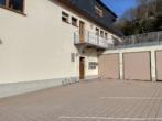 Blick vom Parkplatz zum Hauseingang - Vielseitige Bürofläche mit 5 Räumen in Klingenthal – 112 qm zu verkaufen